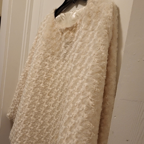 Poncho, Cape Women's Faux Fur Cream rosettes design one size - Picture 6 of 10